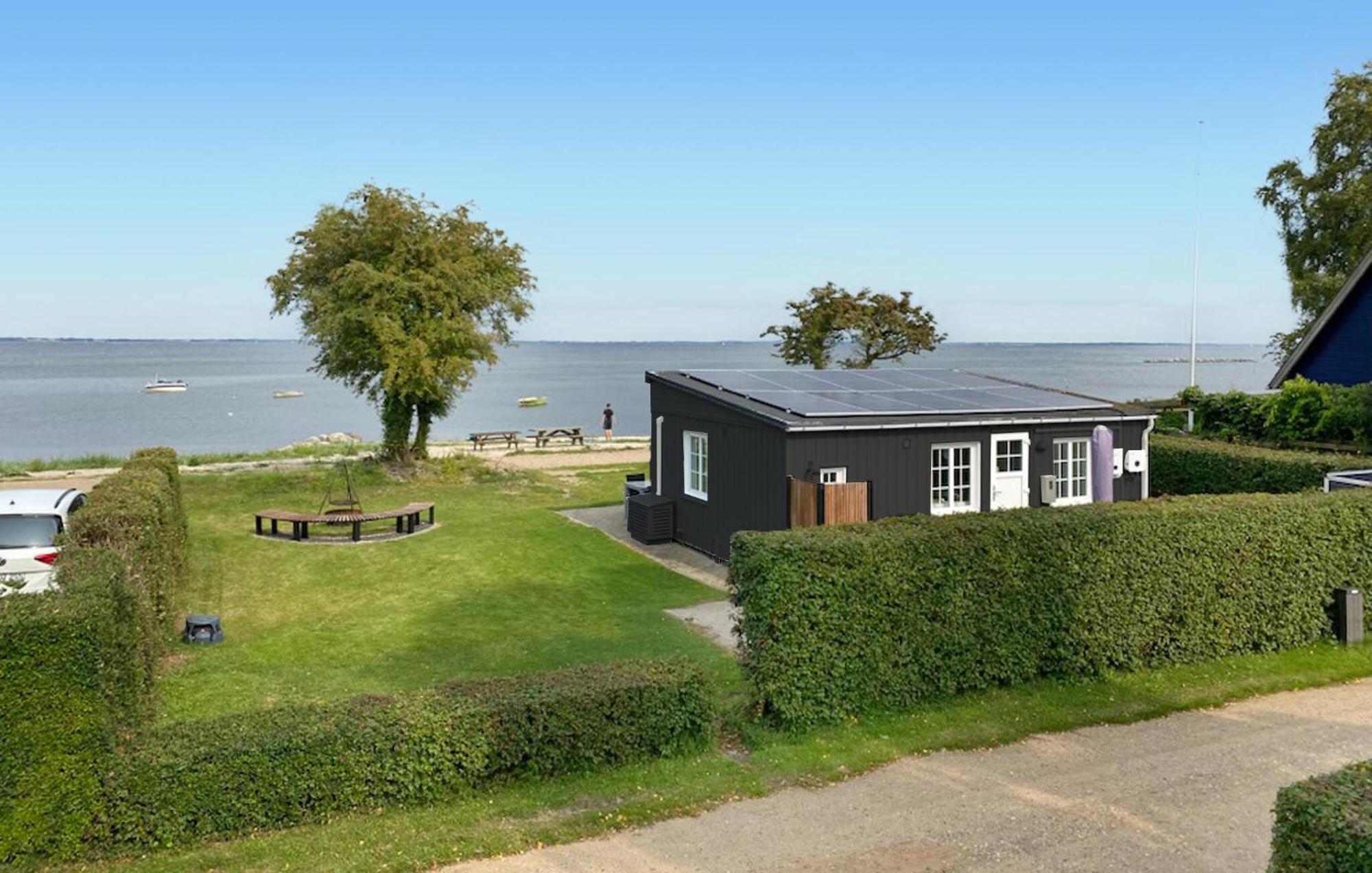 Beach Front Home In Sjolund With Kitchen 外观 照片