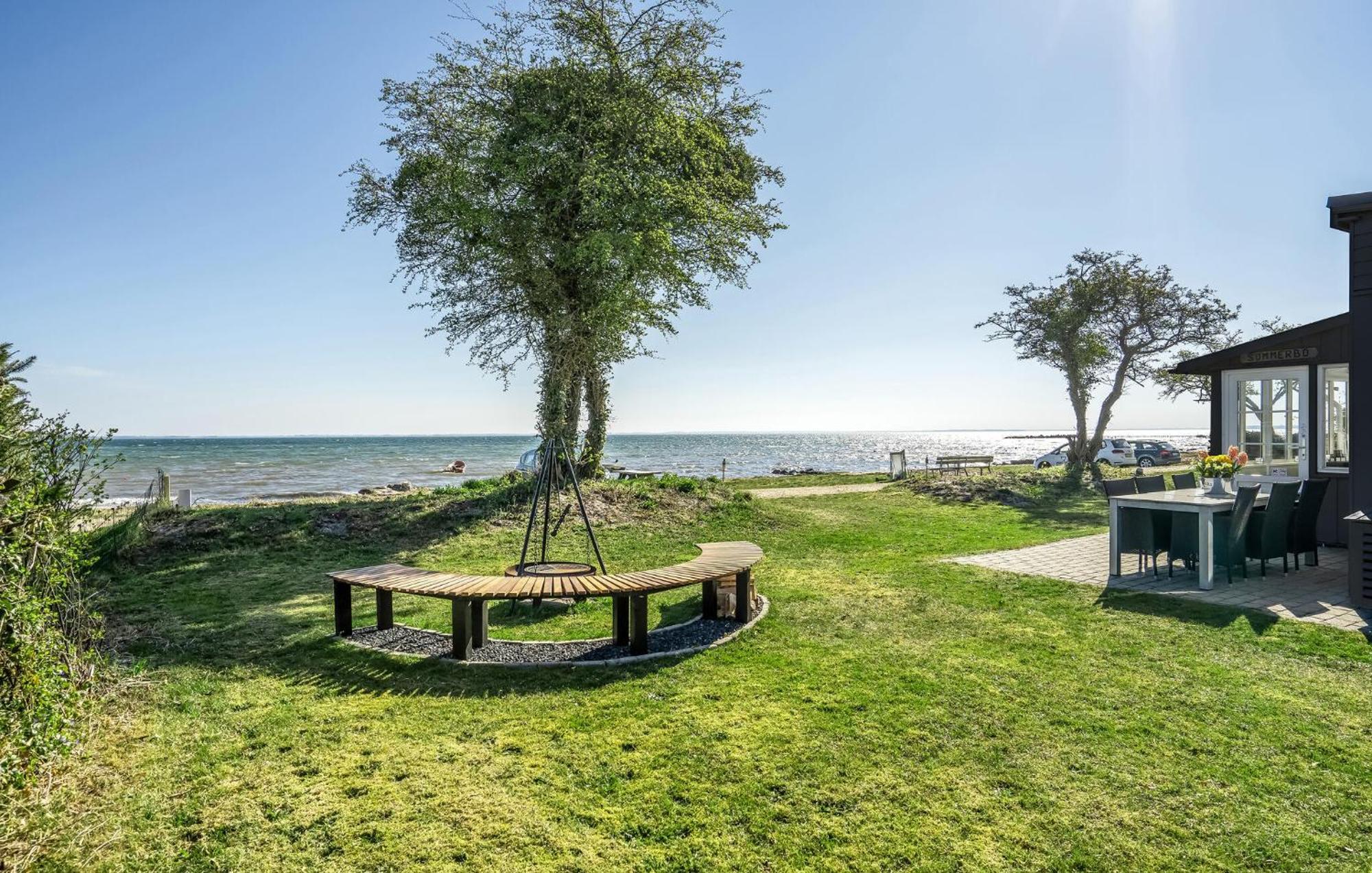 Beach Front Home In Sjolund With Kitchen 外观 照片
